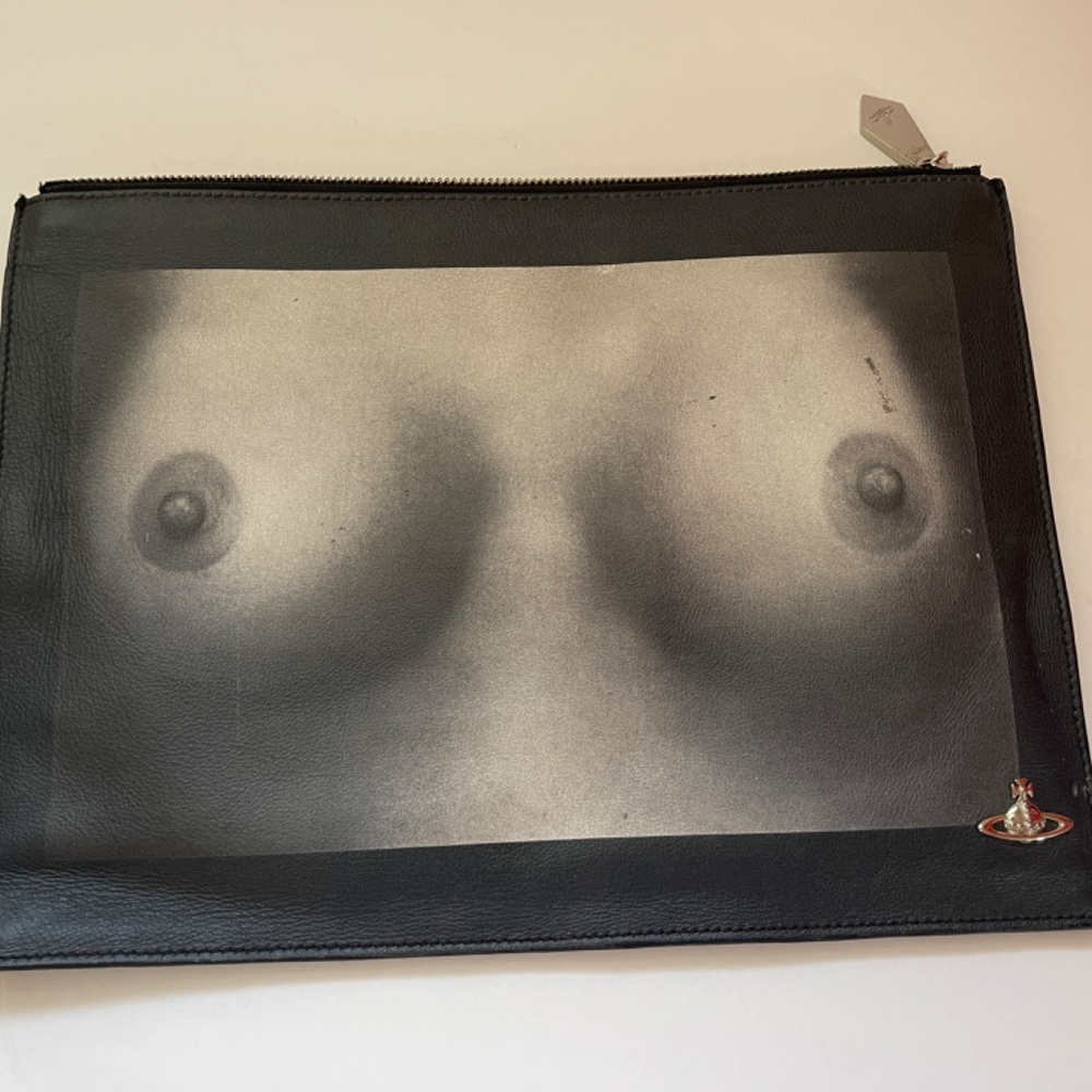 SOLD!!! VIVIENNE WESTWOOD ICONIC TI TS PRINTED BLACK LEATHER CLUTCH NWT SS16 - Picture 6 of 15